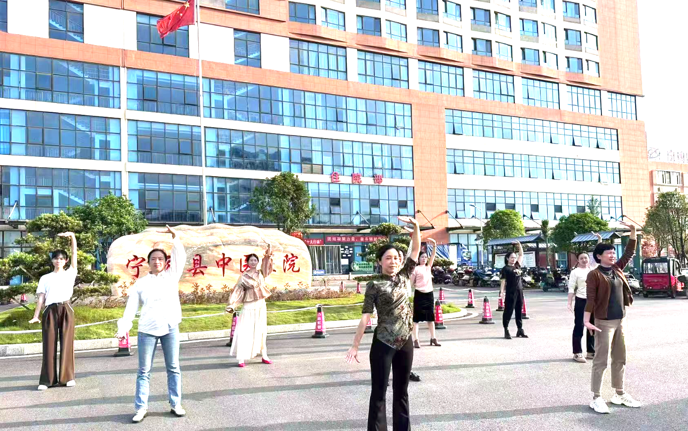 千年功法展智慧，八段锦里养身心